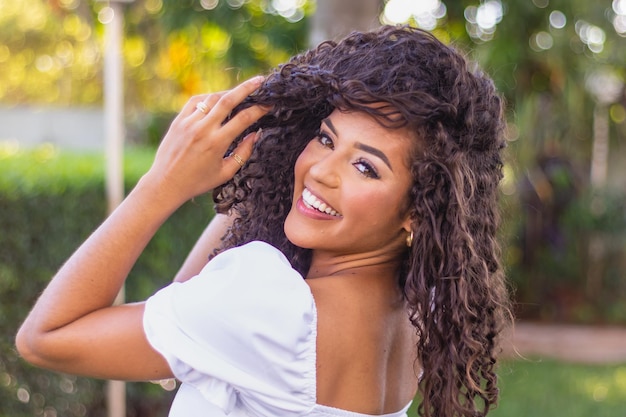 Schöne Afrofrau mit dem gelockten Haarlächeln