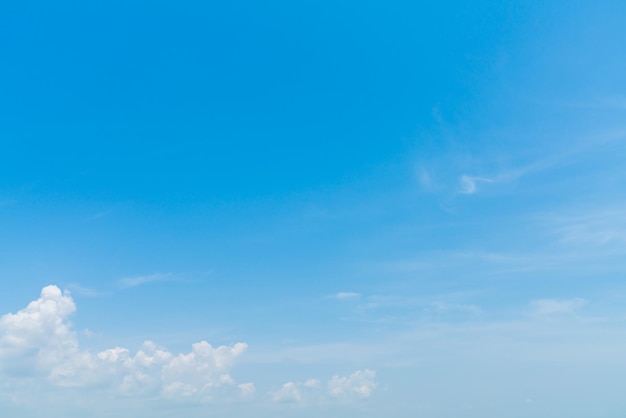 Schöne airatmosphere strahlend blauer Himmel Hintergrund abstrakte klare Textur mit weißen Wolken