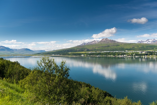 Schöne Akureyri Stadt in Island im Sommer