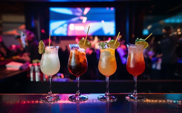 Schöne alkoholische Cocktails sind an der Bar des Nachtclubs
