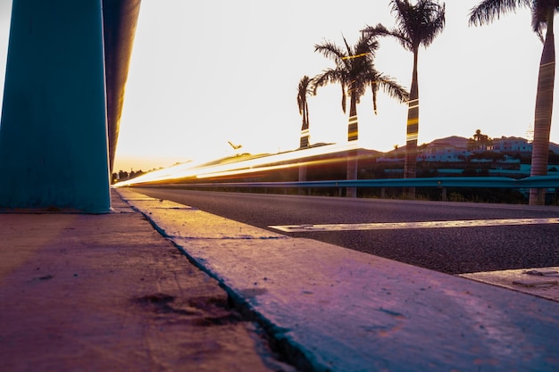 Schöne Alleenansicht der Stadt Nerja in der Abenddämmerung