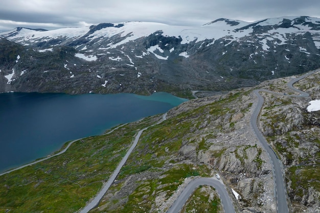 Schöne Alpenroute in der Nähe des berühmten norwegischen Dorfes Geiranger