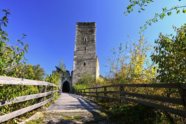 Schöne alte Burg in Österreich Die Ruinen der Burg Chyje an einem sonnigen Tag mit blauem Himmel