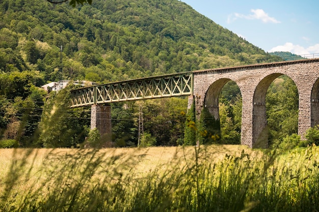 Schöne alte Eisenbahn im Soca-Tal Slowenien mit berühmten Bögen in wunderschöner grüner Landschaft