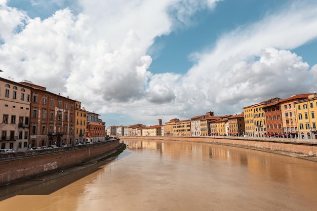 Schöne alte europäische Stadt Pisa Italien mit alten Häusern Fluss und Brücke an bewölkten Sommertagen