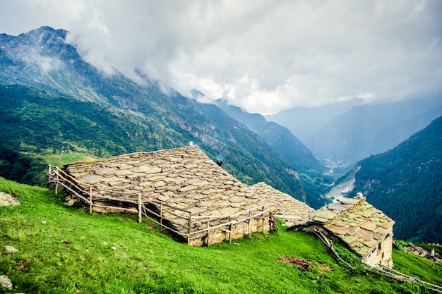 Schöne alte Häuser in den Alpenbergen