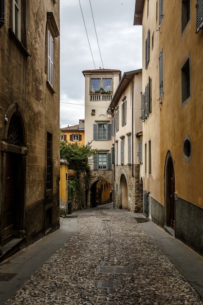 Schöne alte schmale Straße der kleinen mittelalterlichen Stadt Citta Alta, Perspektive der Straße in Bergamo, Italien.
