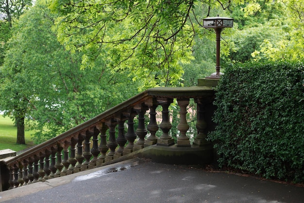 Schöne alte Steinstufen im Frühjahr