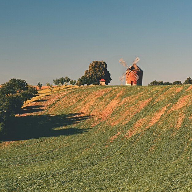 Schöne alte Windmühle und Landschaft mit der Sonne Chvalkovice Tschechien Europa