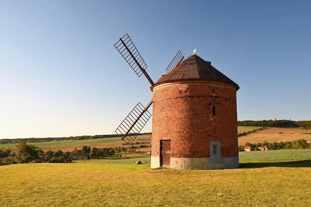 Schöne alte Windmühle und Landschaft mit der Sonne Chvalkovice Tschechien Europa