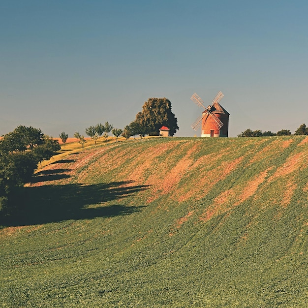 Schöne alte Windmühle und Landschaft mit der Sonne Chvalkovice Tschechien Europa