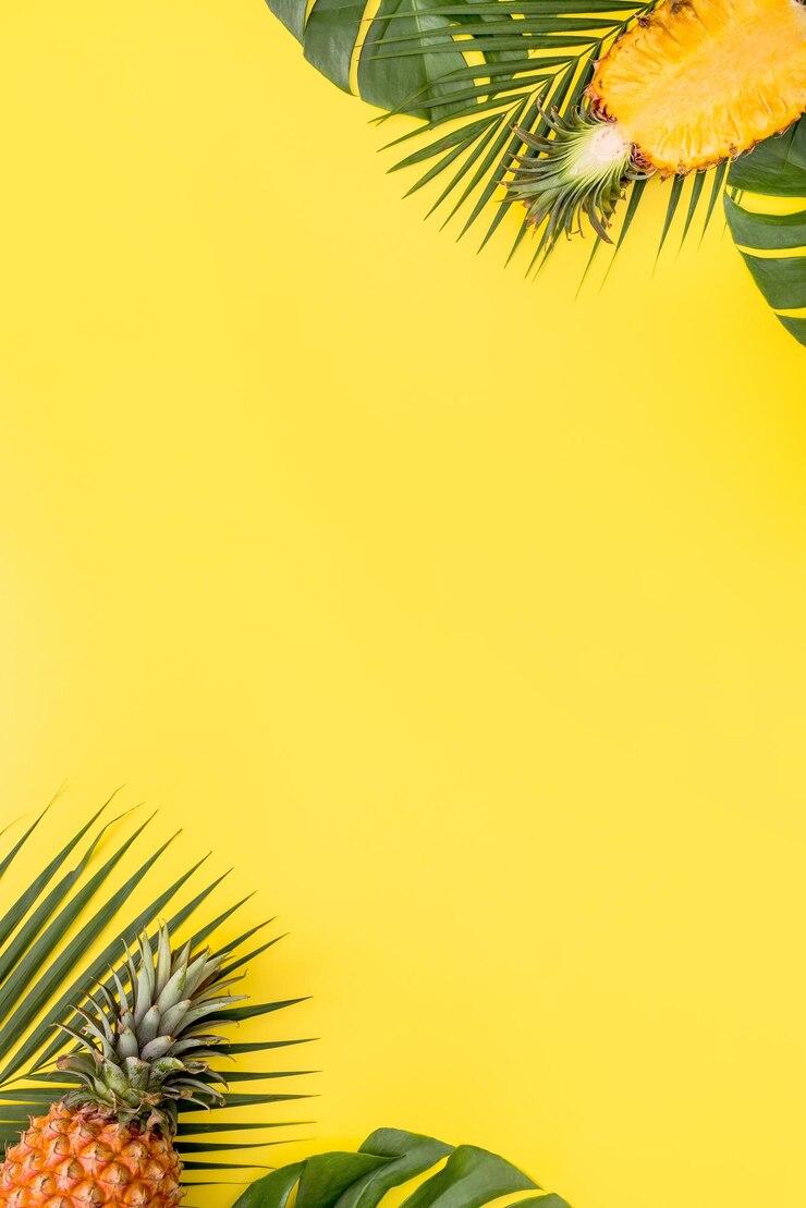 Schöne Ananas auf tropischen Palmen-Monstera-Blättern isoliert auf hellem pastellgelbem Hintergrund Draufsicht flach lag oben über Sommerfrucht