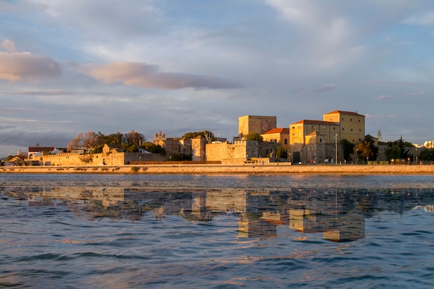 Schöne Ansicht der Stadt von Faro, Portugal, eine Reflexion auf dem Wasser schaffend.