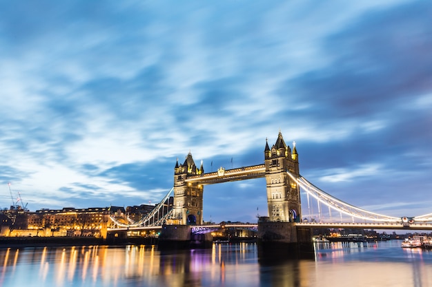 Foto schöne ansicht londons, tower bridge bei sonnenaufgang