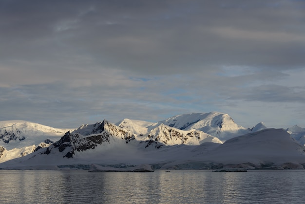 Schöne antarktische Landschaft