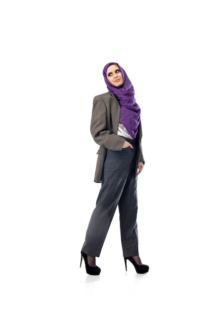 Schöne arabische Frau posiert in stilvoller Bürokleidung isoliert auf Studiohintergrund-Modekonzept