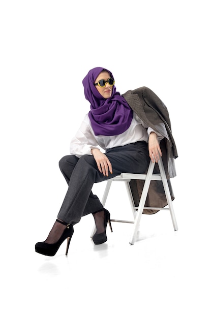Schöne arabische Frau posiert in stilvoller Bürokleidung isoliert auf Studiohintergrund-Modekonzept