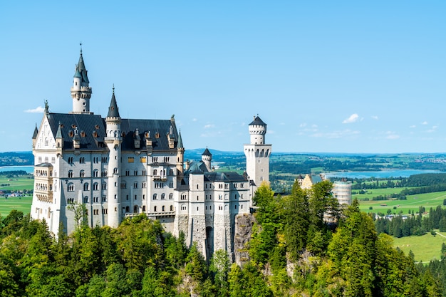 Schöne Architektur auf Schloss Neuschwanstein in den bayerischen Alpen.