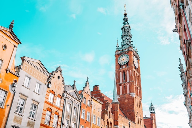 Schöne Architektur der Altstadt in Danzig mit Rathaus, Polen, hochwertiges Foto