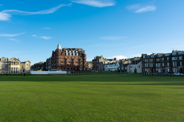 Schöne Architektur der Stadt St. Andrews in der Nähe des Golfplatzes in Schottland