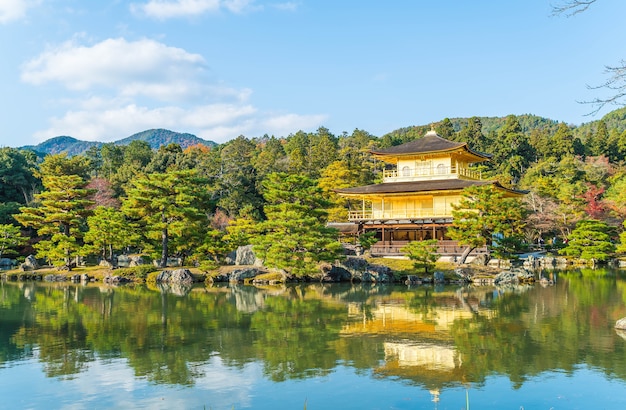 Schöne architektur im kinkakuji-tempel