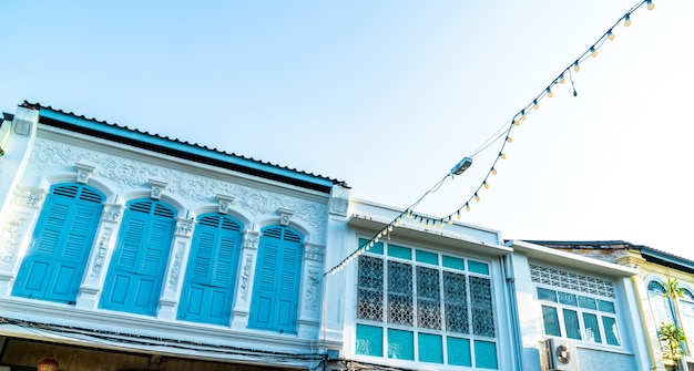 schöne Architektur in der Altstadt von Phuket mit alten Gebäuden im portugiesischen Sino-Stil