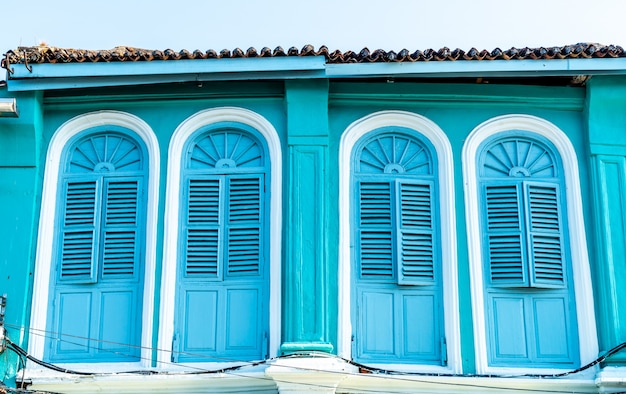 schöne Architektur in der Altstadt von Phuket mit alten Gebäuden im portugiesischen Sino-Stil