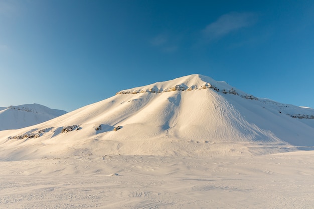 Schöne arktische Winterlandschaft mit schneebedeckten Bergen auf Spitzbergen, Norwegen