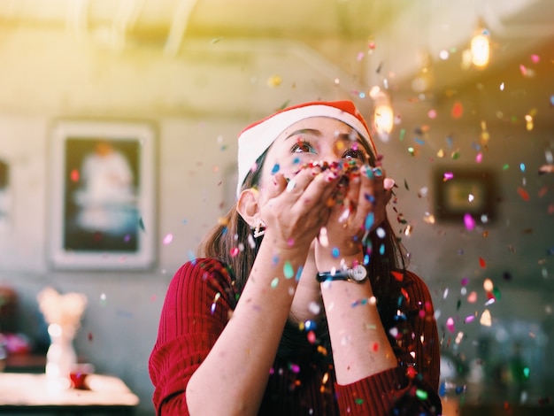 Schöne Asiatin brennt Funkeln Confetti. Weihnachtsfest-Konzept.