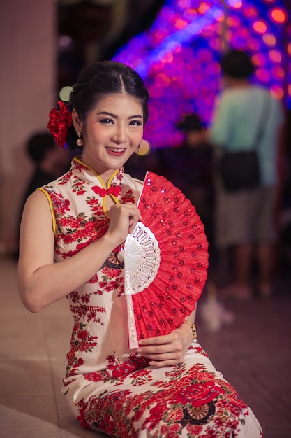 Schöne Asiatin des Porträts im Cheongsam-Kleid