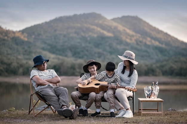 Foto schöne asiatische familie und sohn machen picknick