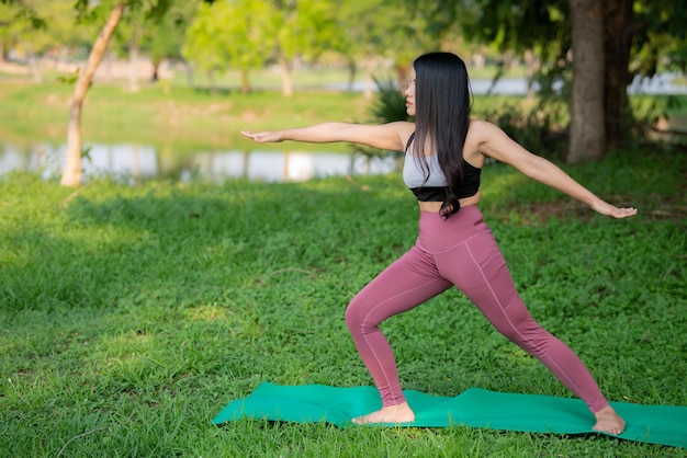 Schöne asiatische fette Frau spielt Yoga im ParkNeed to slim fit body