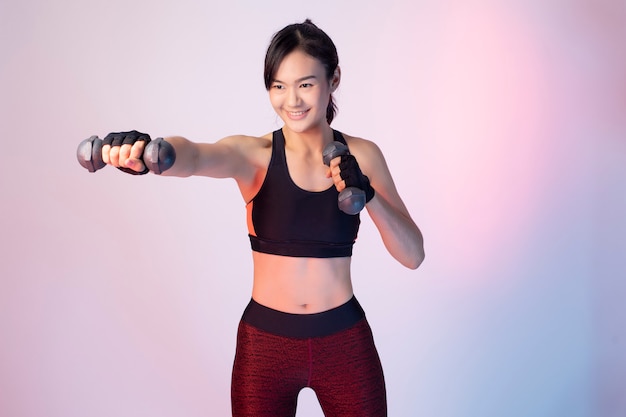 Schöne asiatische Fitness frau