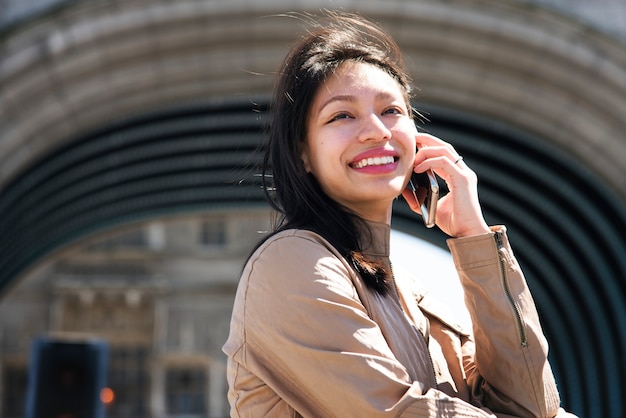 Schöne asiatische Frau am Telefon