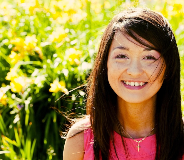 Foto schöne asiatische frau, die am park sich entspannt