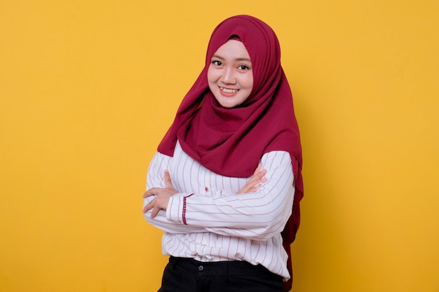 Schöne asiatische Frau, die Hijab trägt, schaut glücklich und Spaßausdruck