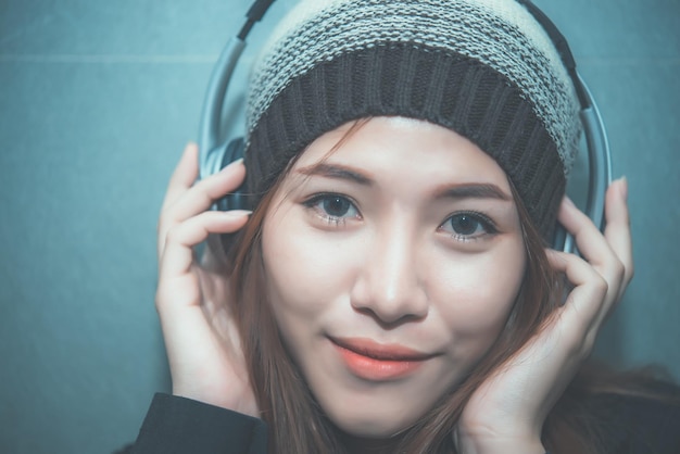 Schöne asiatische Frau hört Musik mit KopfhörerLifestyle der modernen FrauThailänder mögen songhappy girl Konzept
