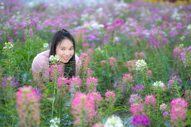 Schöne asiatische Frau im Blumengarten mit Natur-Hintergrund