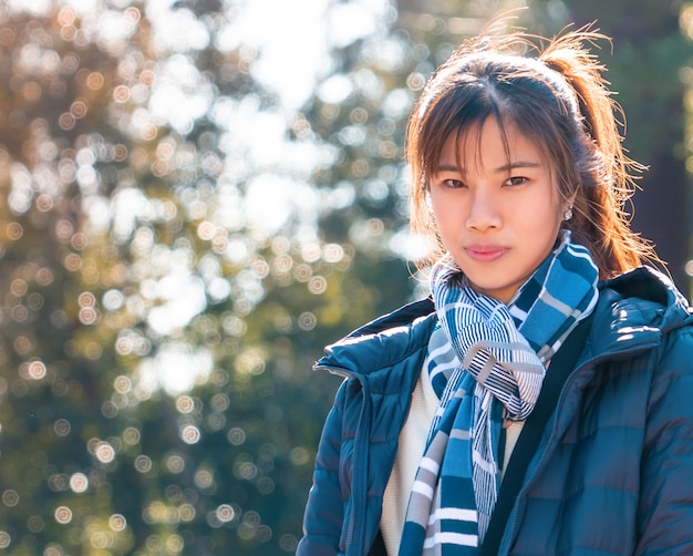 Schöne asiatische Frau in der Winterkleidung