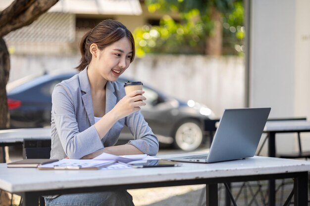 Schöne asiatische Frau ist eine Geschäftsfrau, die eine neue Generation von Startups anführt, eine Frau, die einen Geschäftsplan führt und verwaltet, um Vertrauen und Stabilität in ein von Geschäftsfrauen geführtes Geschäftskonzept aufzubauen