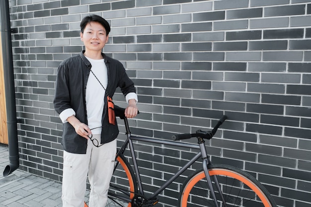 Schöne asiatische Frau mit Fahrrad