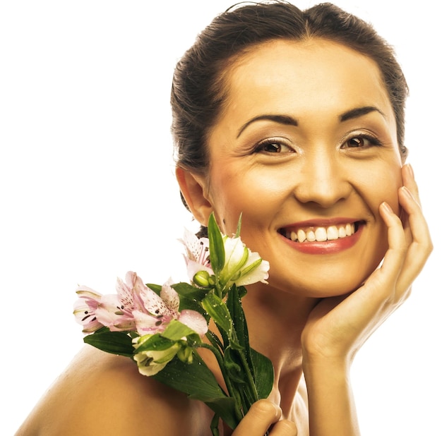 Schöne asiatische Frau mit rosa Blumen