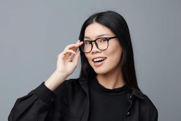 Schöne asiatische Frau Mode Hintergrund Studio Porträt Lächeln Brille