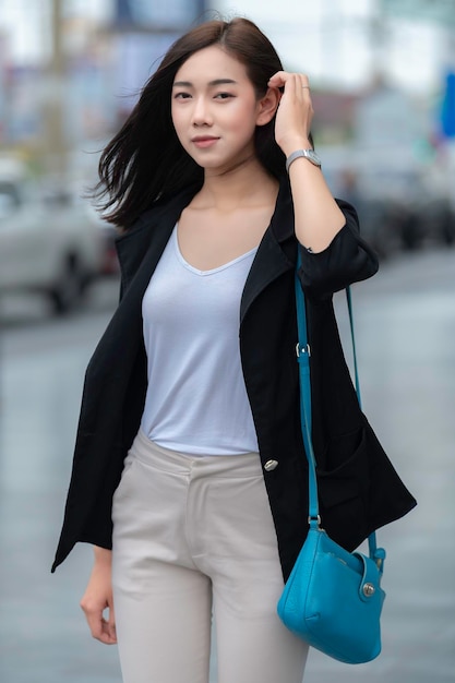 Schöne asiatische Frau zu Fuß zur Arbeit gehen Junge erfolgreiche Geschäftsfrau in einer großen Stadt