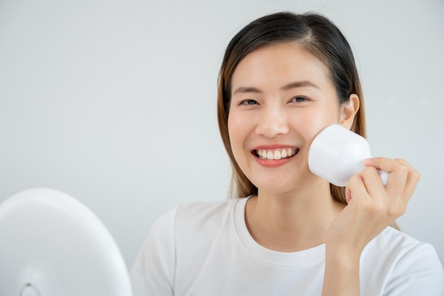 Schöne asiatische Frauen benutzen Werkzeuge, um ihre Poren zu engen Gesichtspflege und -behandlung Hautwerbung Gesichtscreme gegen Falten Babygesicht weißende Feuchtigkeitsserum Poren enger