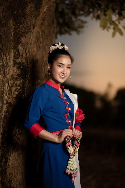 Schöne asiatische Frauen im traditionellen thailändischen Kostüm