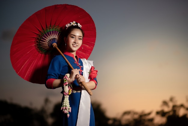 Schöne asiatische Frauen im traditionellen thailändischen Kostüm