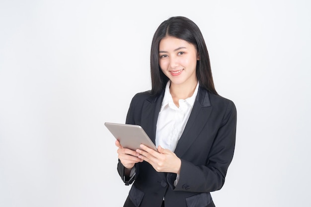 Schöne asiatische Geschäftsfrau, die Smartphone-Computer-Lifestyle-Geschäftsleute-Konzept verwendet