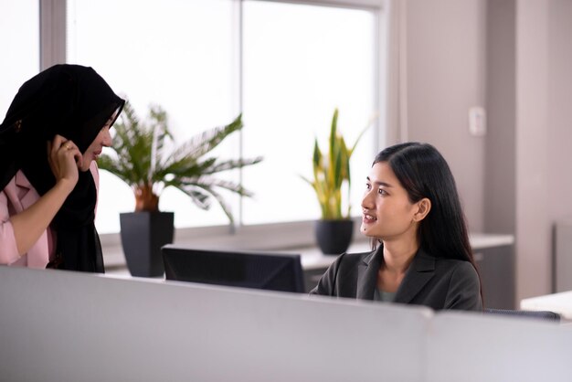 Schöne asiatische Geschäftsfrau, die zusammen in einem modernen Büro arbeitet