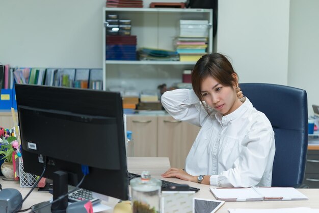 Schöne asiatische Geschäftsfrau Nackenschmerzen von der Arbeit den ganzen TagThailand Menschen